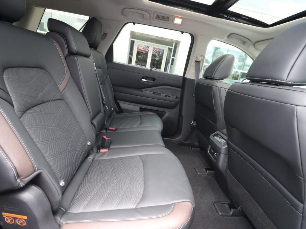 Used 2025 Nissan Pathfinder Platinum w/ Black Appearance Package AWD/4WD image 23