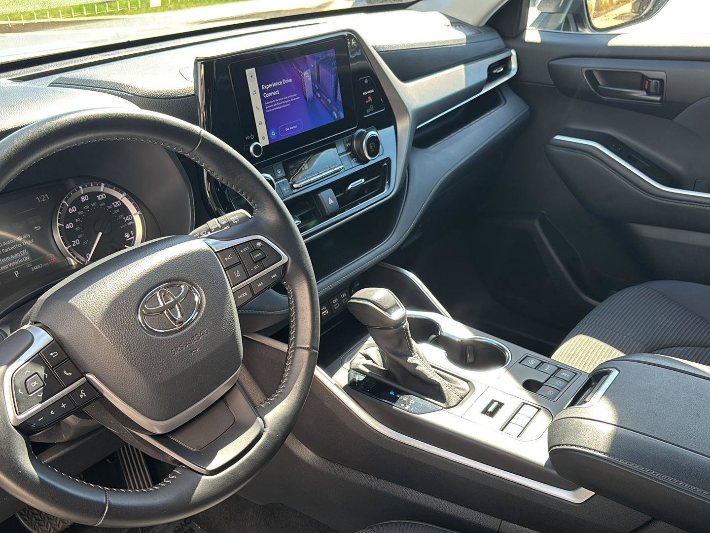 Used 2025 Toyota Highlander LE AWD/4WD image 13