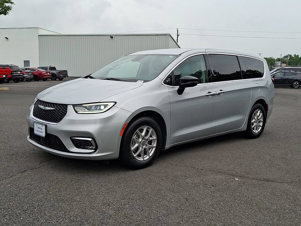Used 2024 Chrysler Pacifica Touring-L FWD image 6