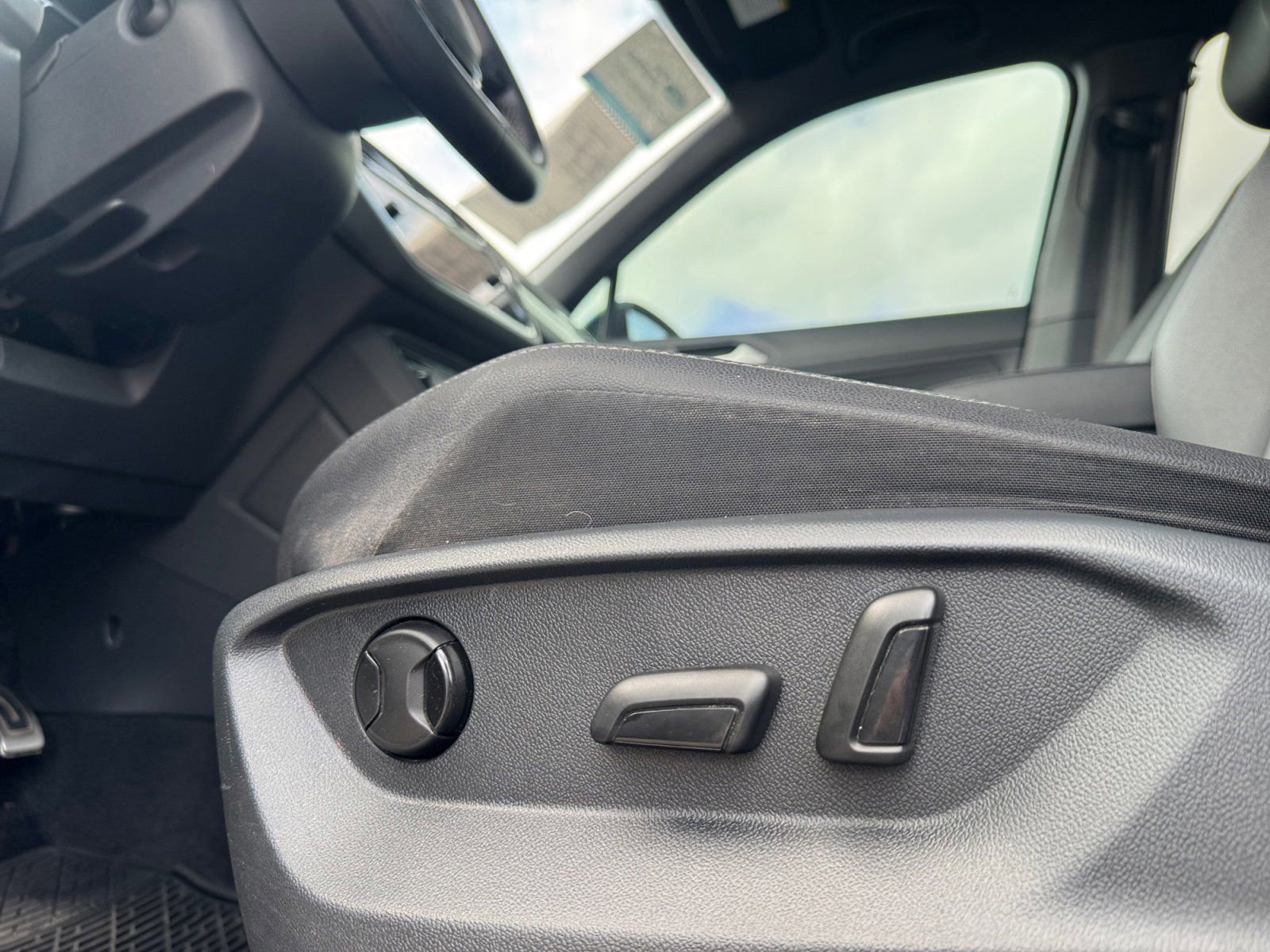 Used 2020 Volkswagen Tiguan SE R-Line image 20