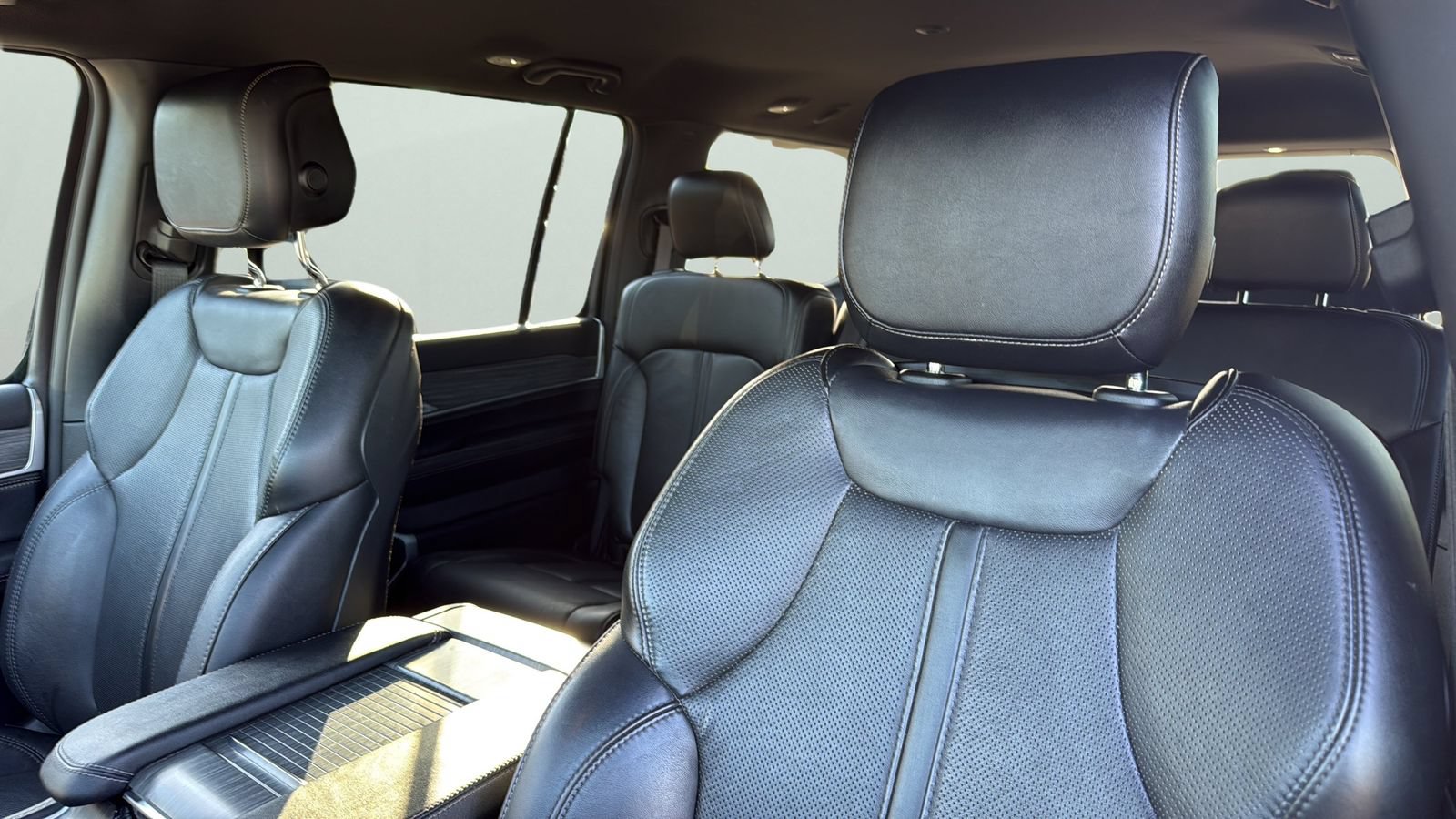 Used 2024 Jeep Wagoneer Series II w/ Flexible Seating Group AWD/4WD image 7