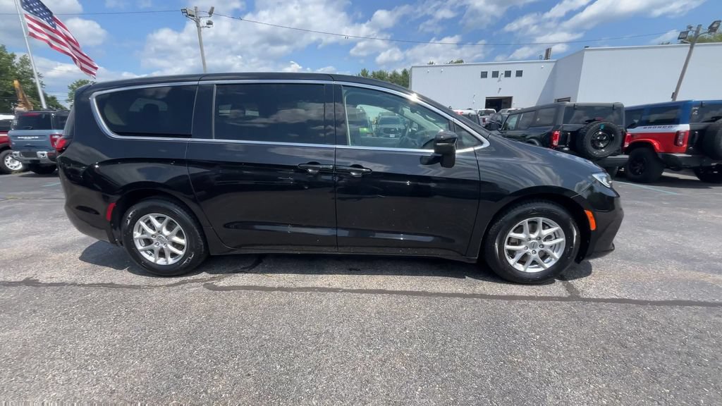 Used 2023 Chrysler Pacifica Touring-L FWD image 19