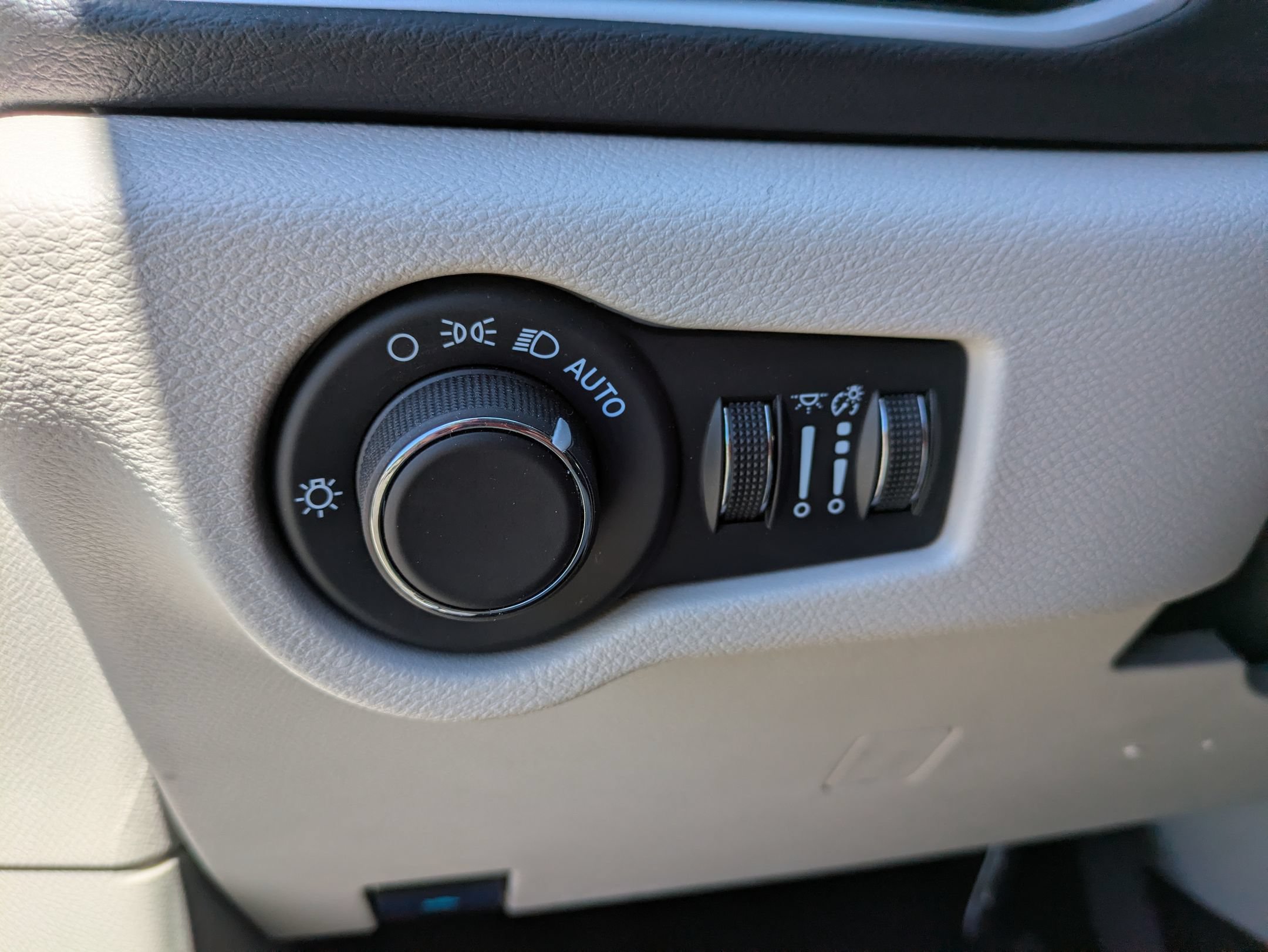 Used 2024 Chrysler Voyager LX FWD image 14
