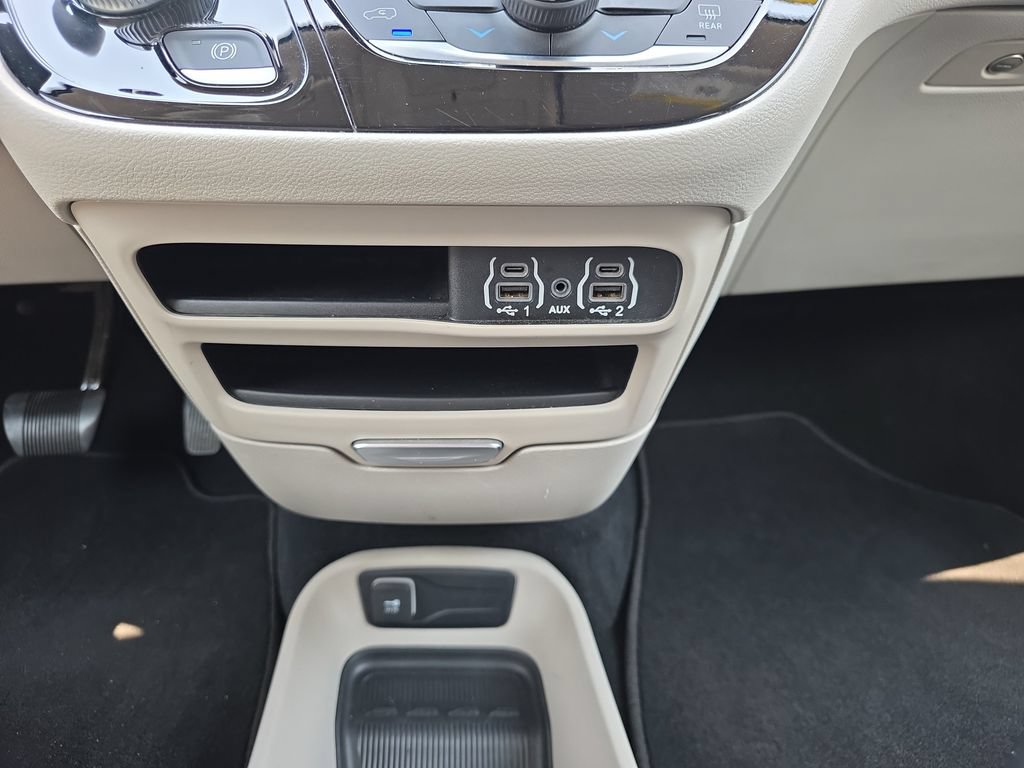 Used 2023 Chrysler Pacifica Touring-L FWD image 27