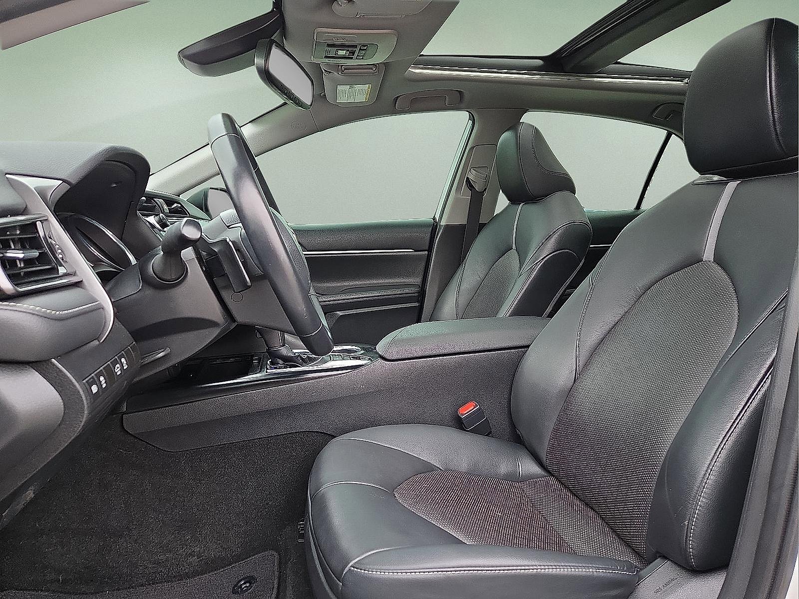 Used 2020 Toyota Camry XSE image 14