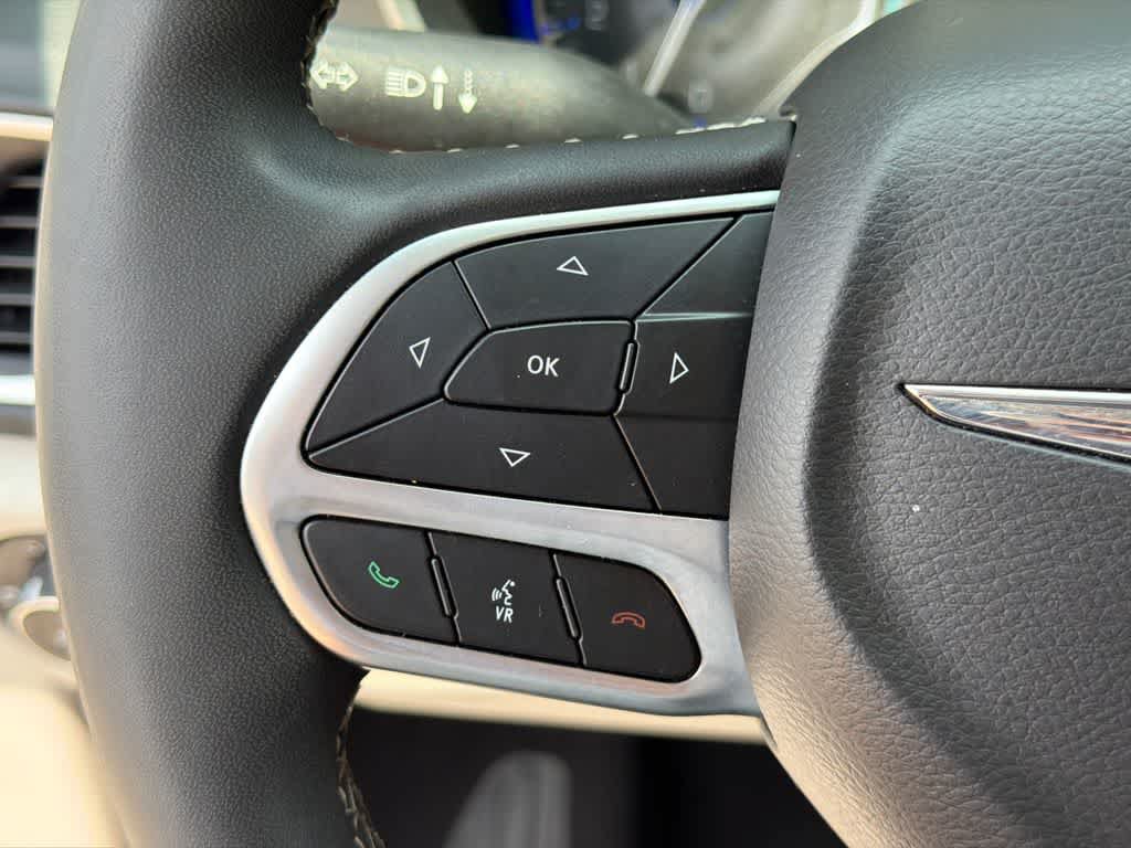 Used 2023 Chrysler Pacifica Touring-L FWD image 23