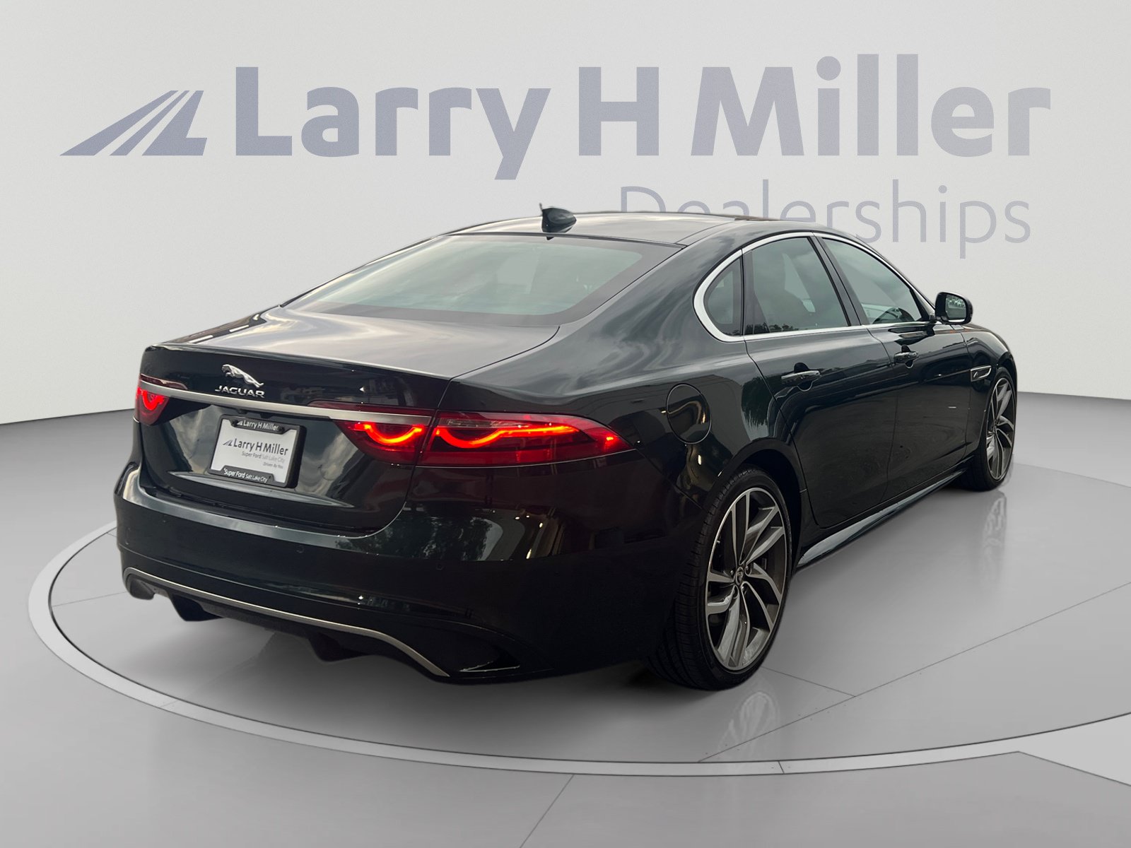 Used 2024 Jaguar XF R-Dynamic SE AWD/4WD image 5