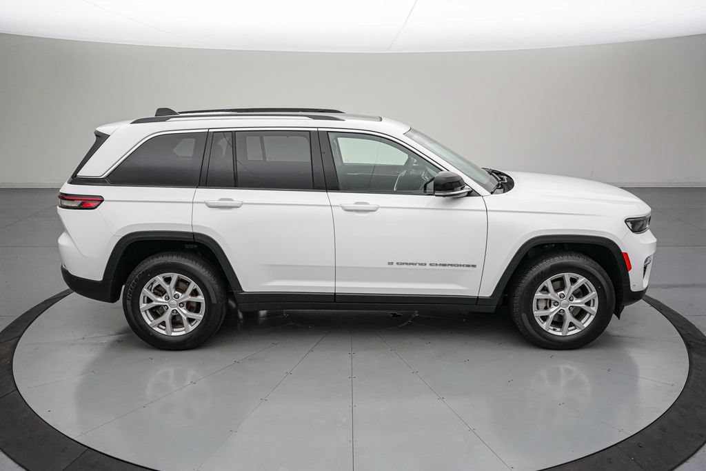 Used 2023 Jeep Grand Cherokee Limited w/ Luxury Tech Group II AWD/4WD image 3