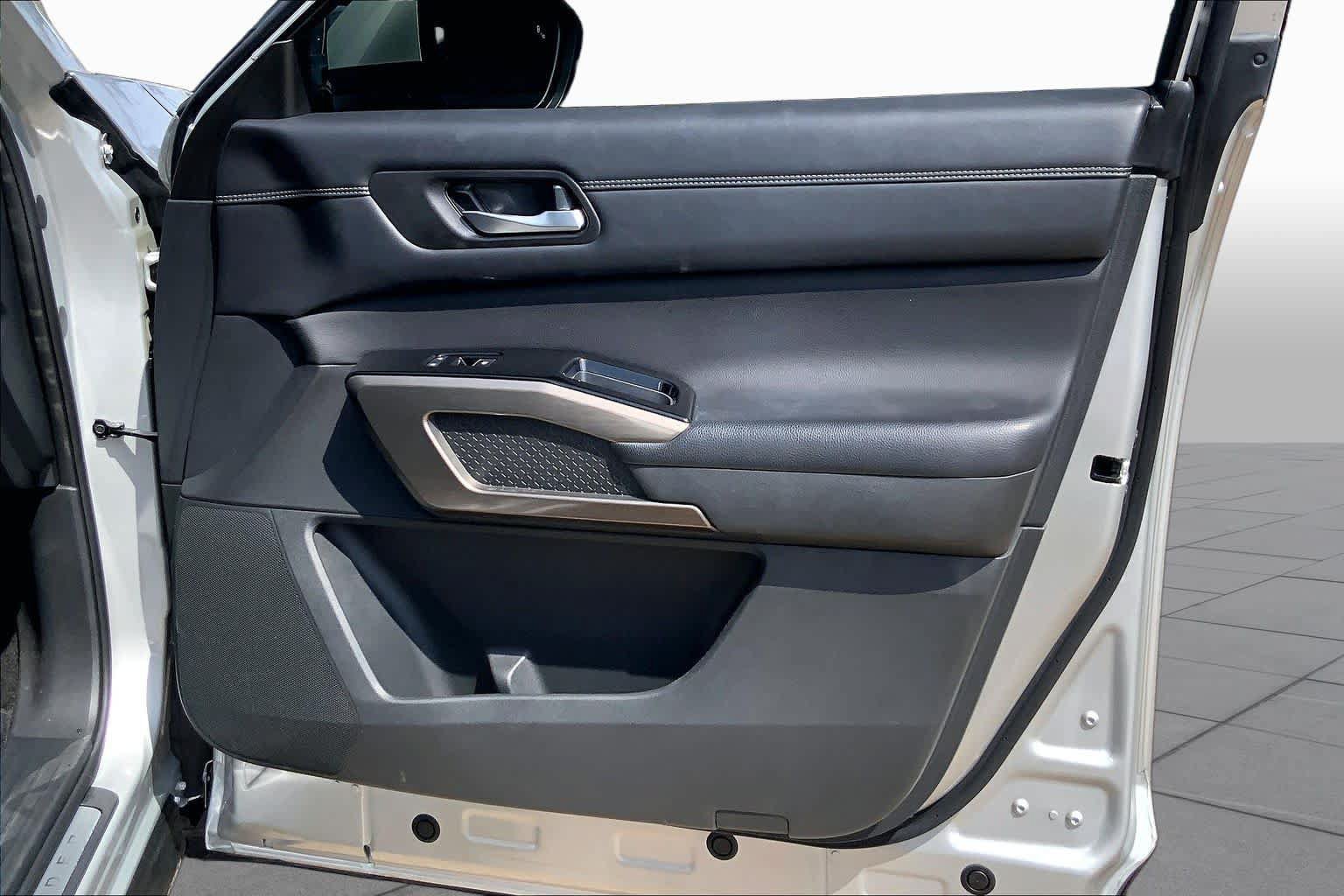 Used 2024 Nissan Pathfinder Platinum FWD image 22
