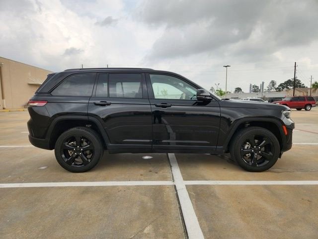 Used 2023 Jeep Grand Cherokee Altitude image 2