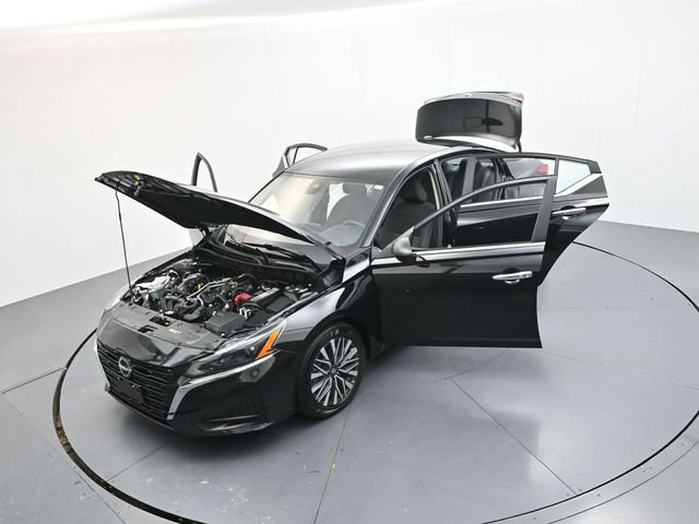 Used 2025 Nissan Altima 2.5 SV FWD image 42