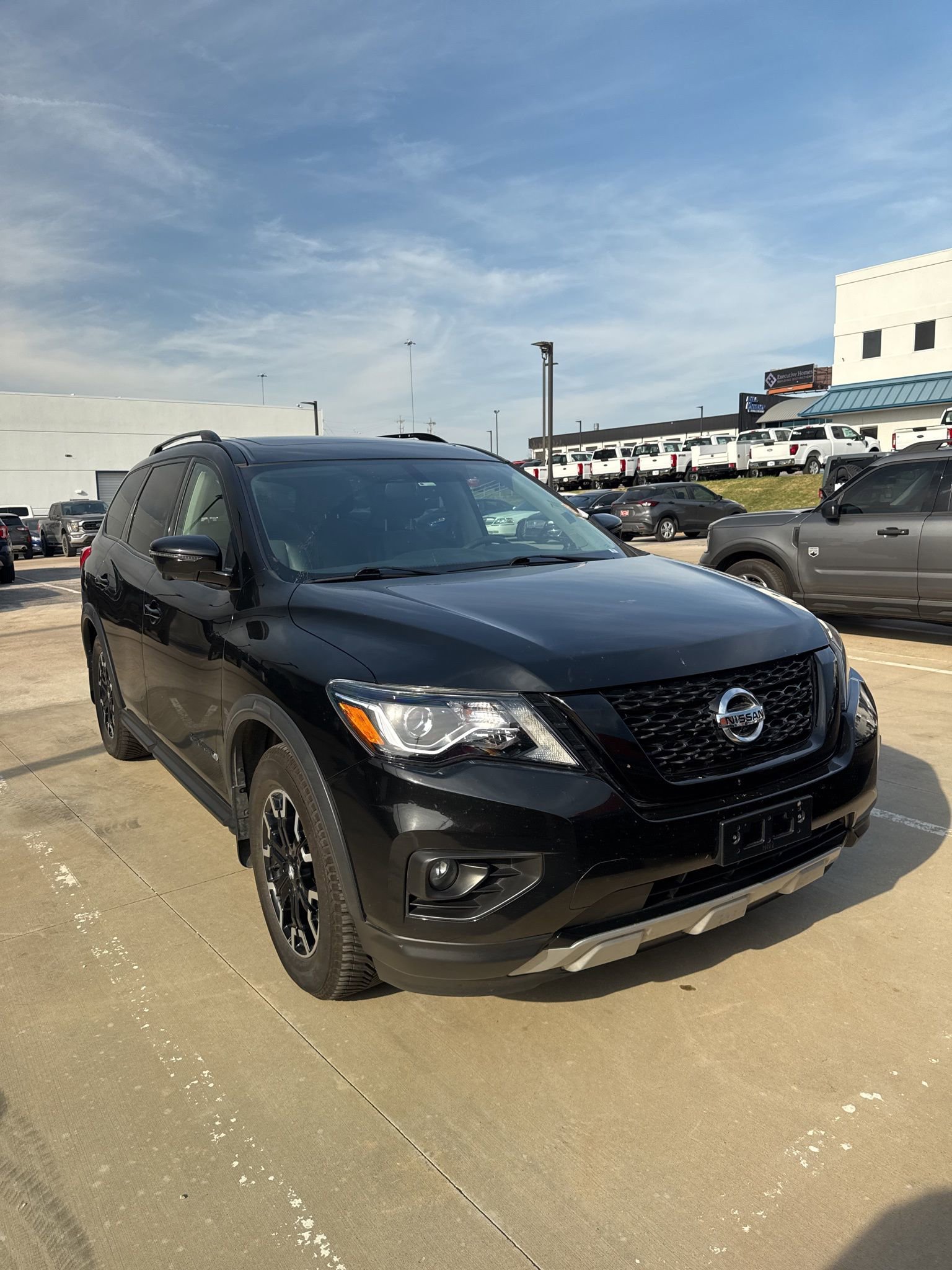 Used 2020 Nissan Pathfinder SL image 2
