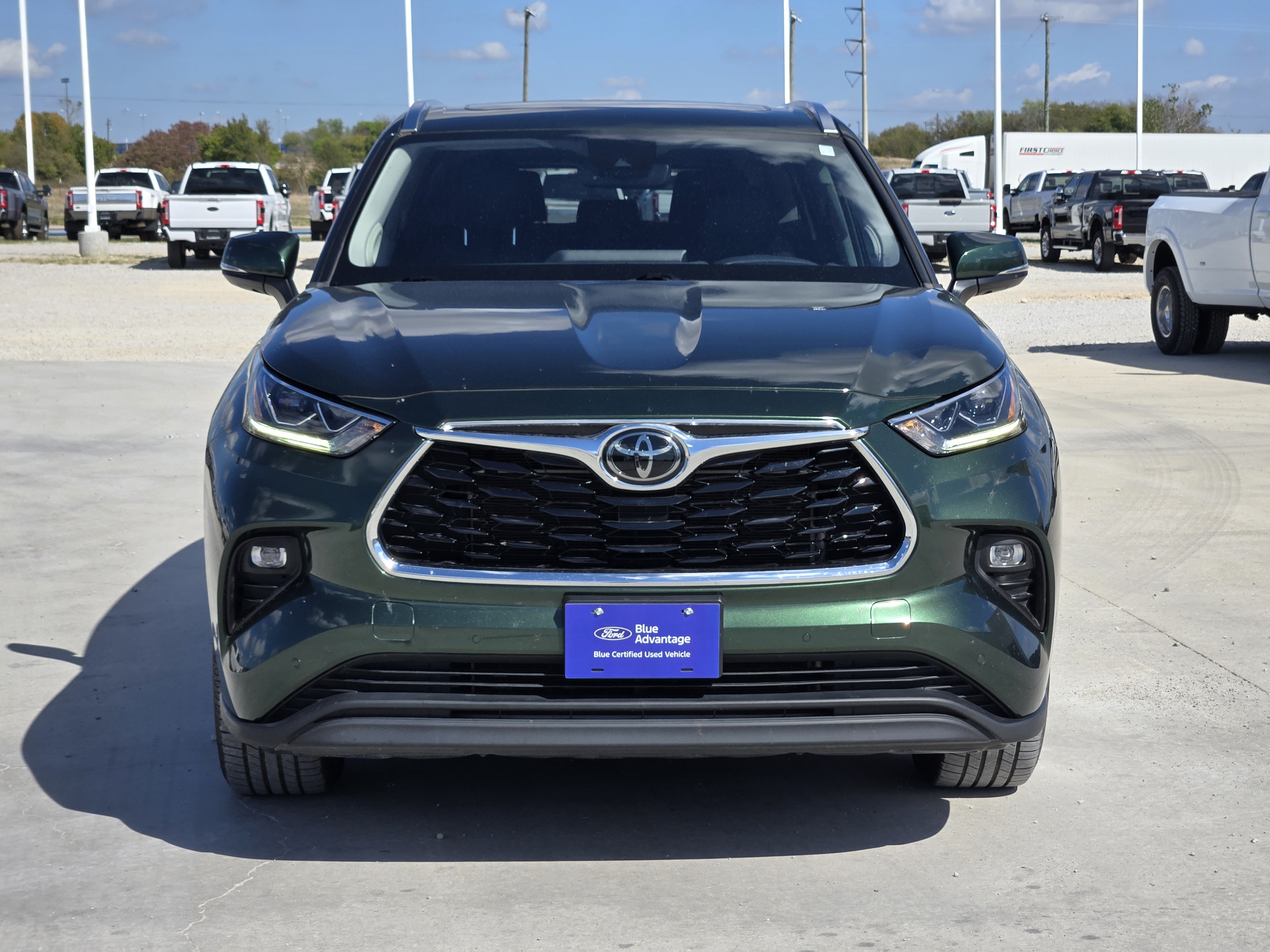 Used 2023 Toyota Highlander Limited FWD image 2