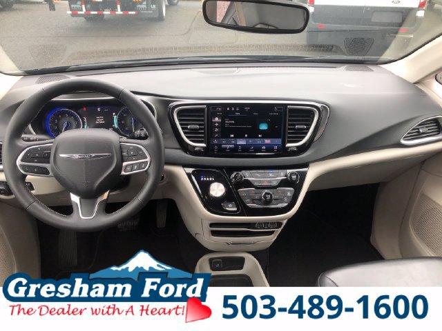 Used 2023 Chrysler Pacifica Touring-L FWD image 17