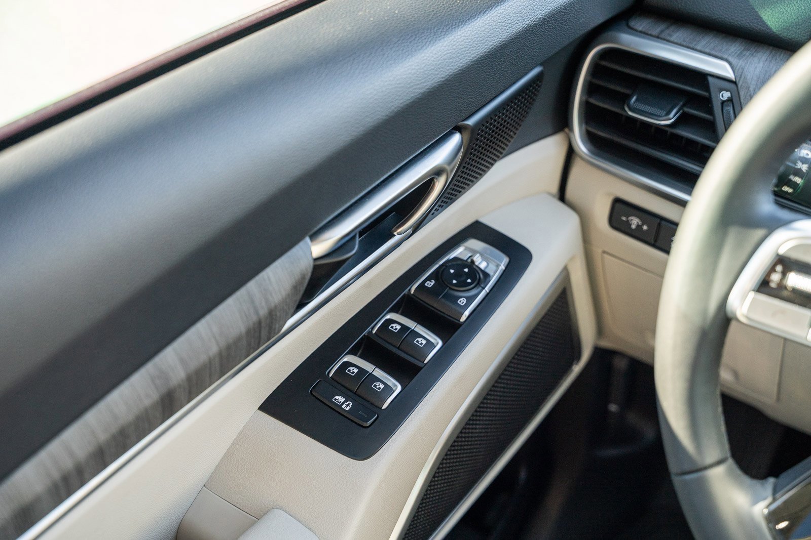 Used 2023 Kia Telluride EX w/ EX Captain's Chair Package image 28