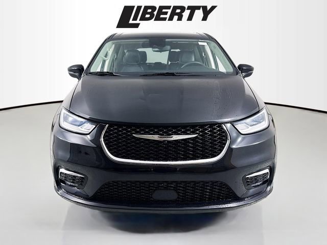 Used 2023 Chrysler Pacifica Touring-L image 8