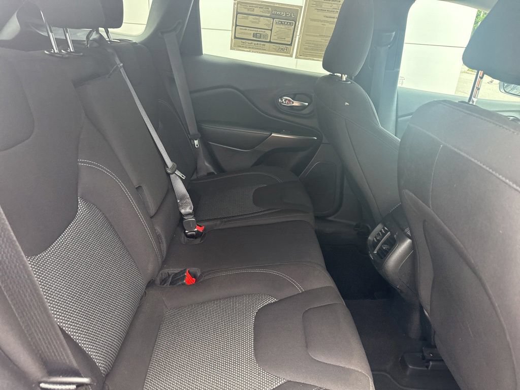 Used 2021 Jeep Cherokee Latitude FWD image 25
