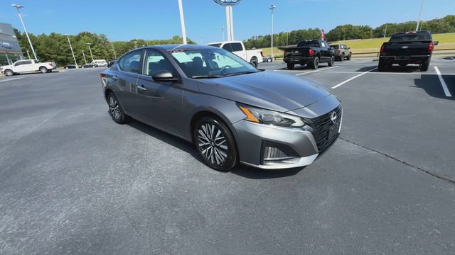 Used 2025 Nissan Altima 2.5 SV FWD image 2