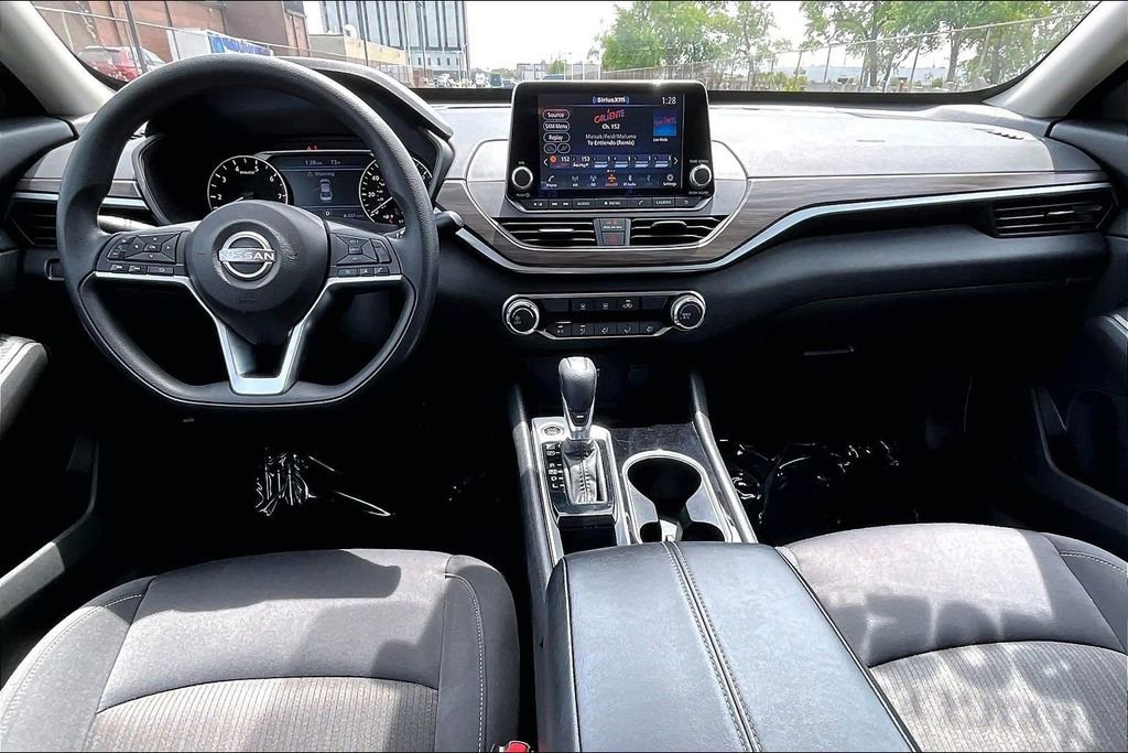 Used 2024 Nissan Altima 2.5 SV FWD image 14