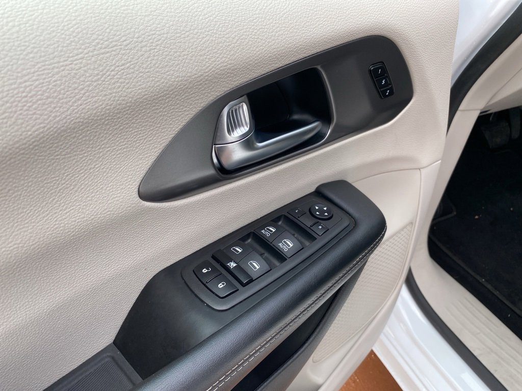 Used 2024 Chrysler Pacifica Touring-L image 26