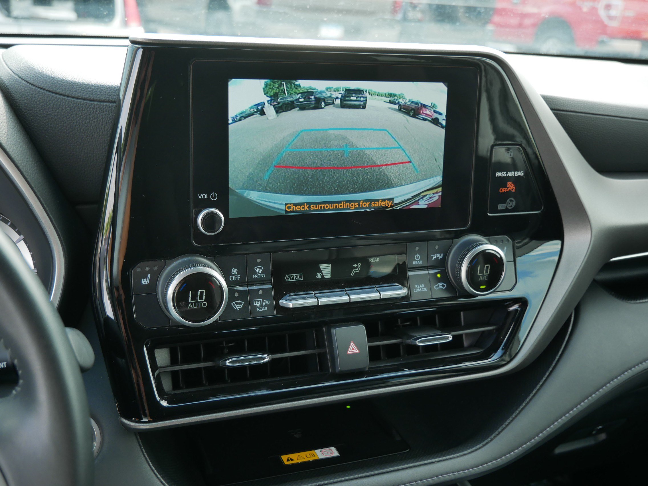 Used 2024 Toyota Highlander XLE AWD/4WD image 32