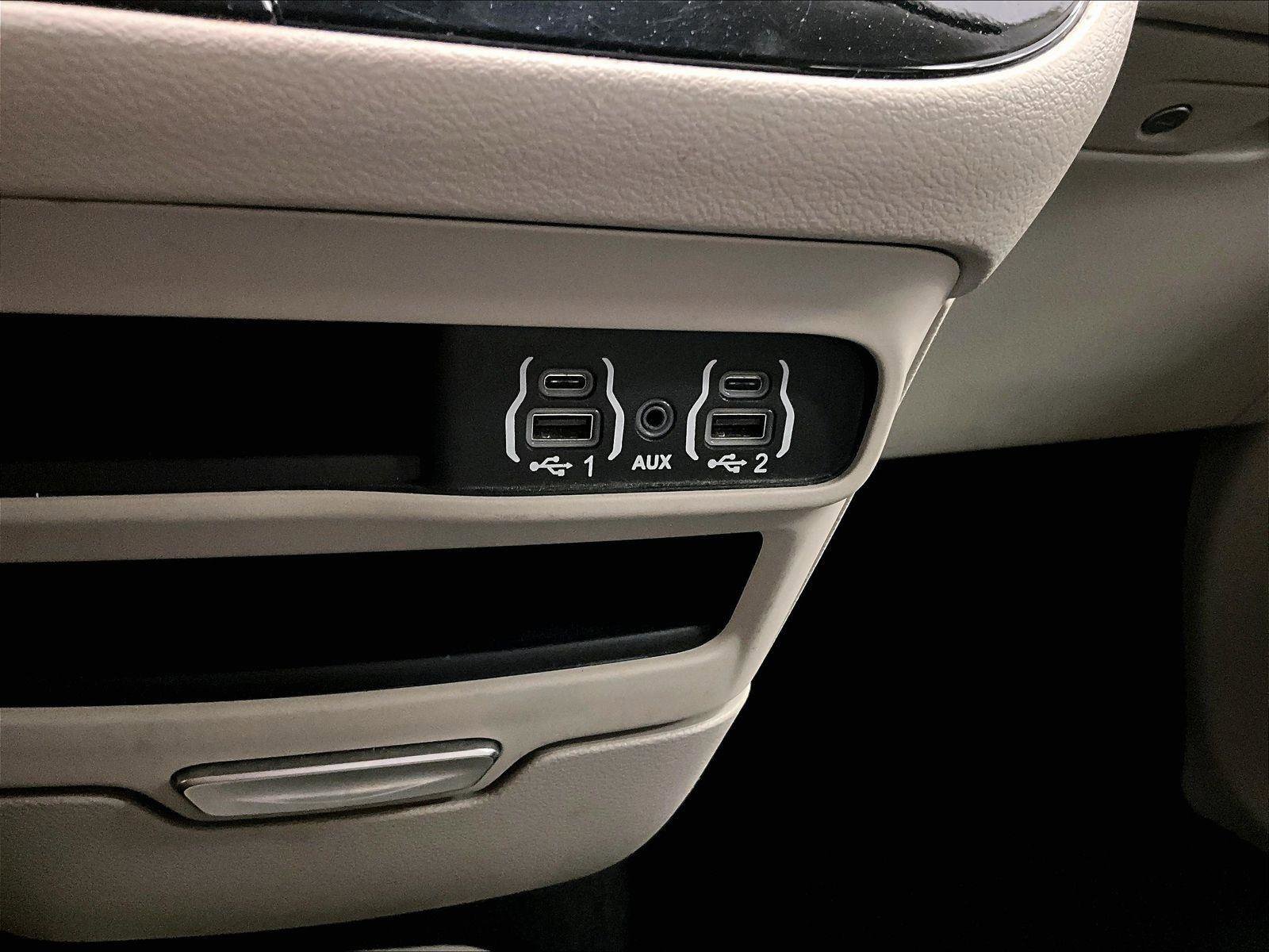 Used 2023 Chrysler Voyager LX image 32