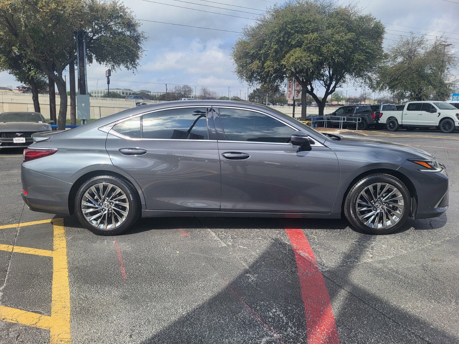 Used 2025 Lexus ES 350 Ultra Luxury w/ Accessory Package (Z1) image 2