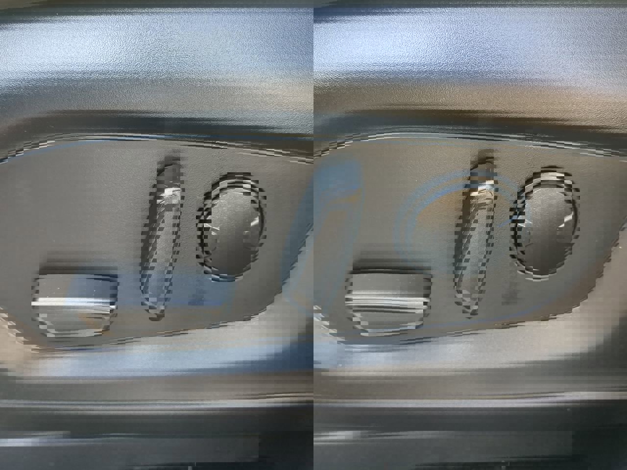 Certified 2025 Ford Explorer Active w/ Active Comfort Package image 28