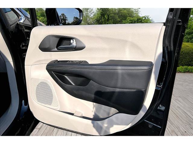 Used 2024 Chrysler Pacifica Touring-L FWD image 26