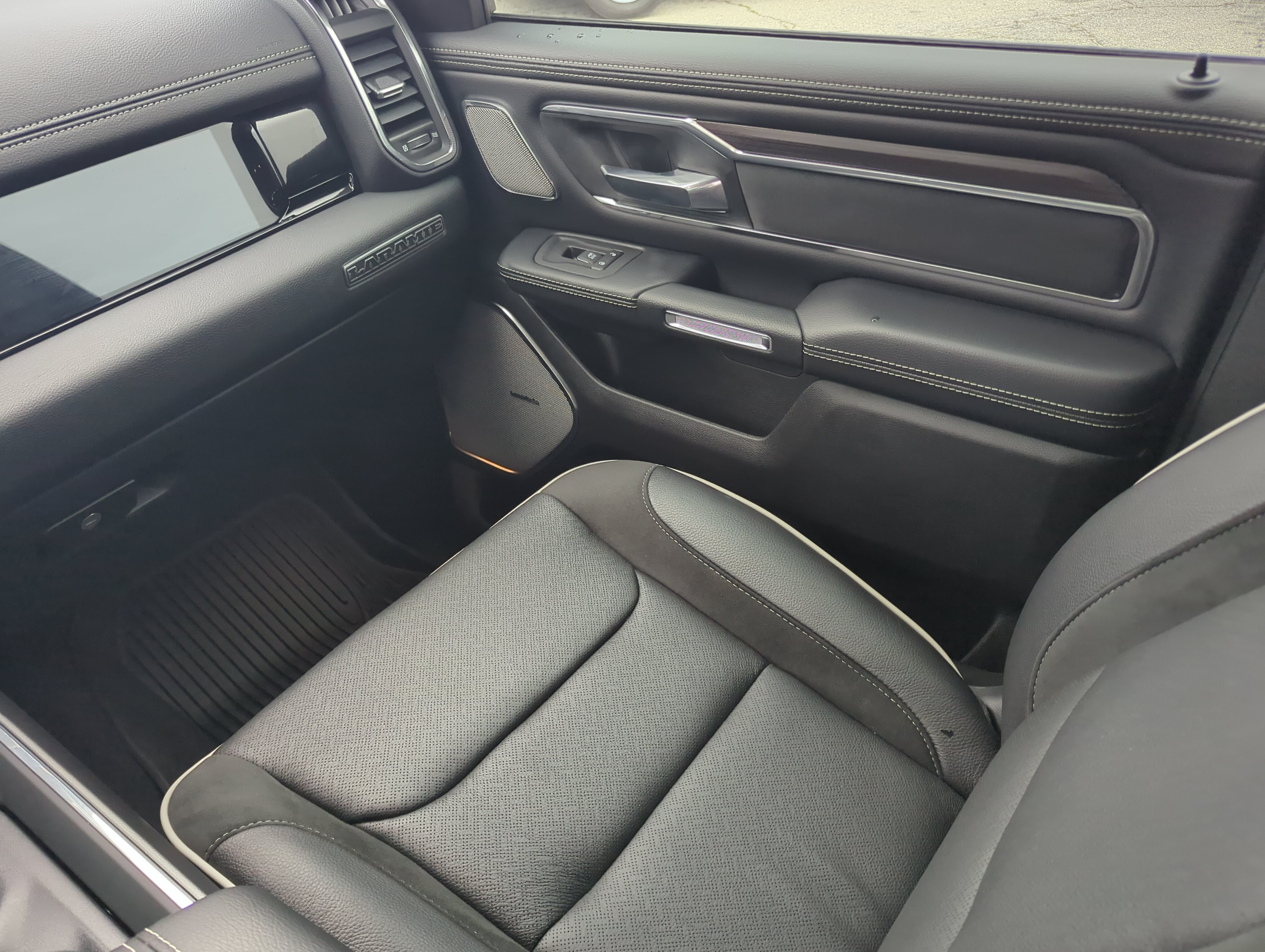 Used 2025 RAM 1500 Laramie w/ Night Edition AWD/4WD image 15