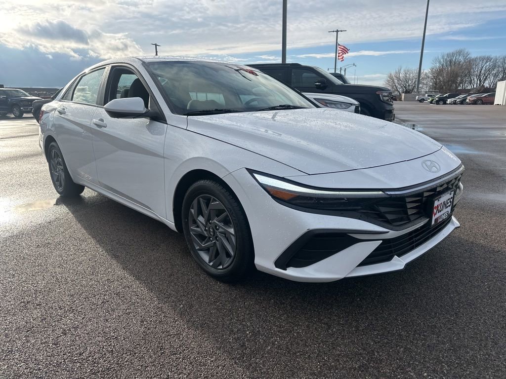 Used 2024 Hyundai Elantra SEL image 3