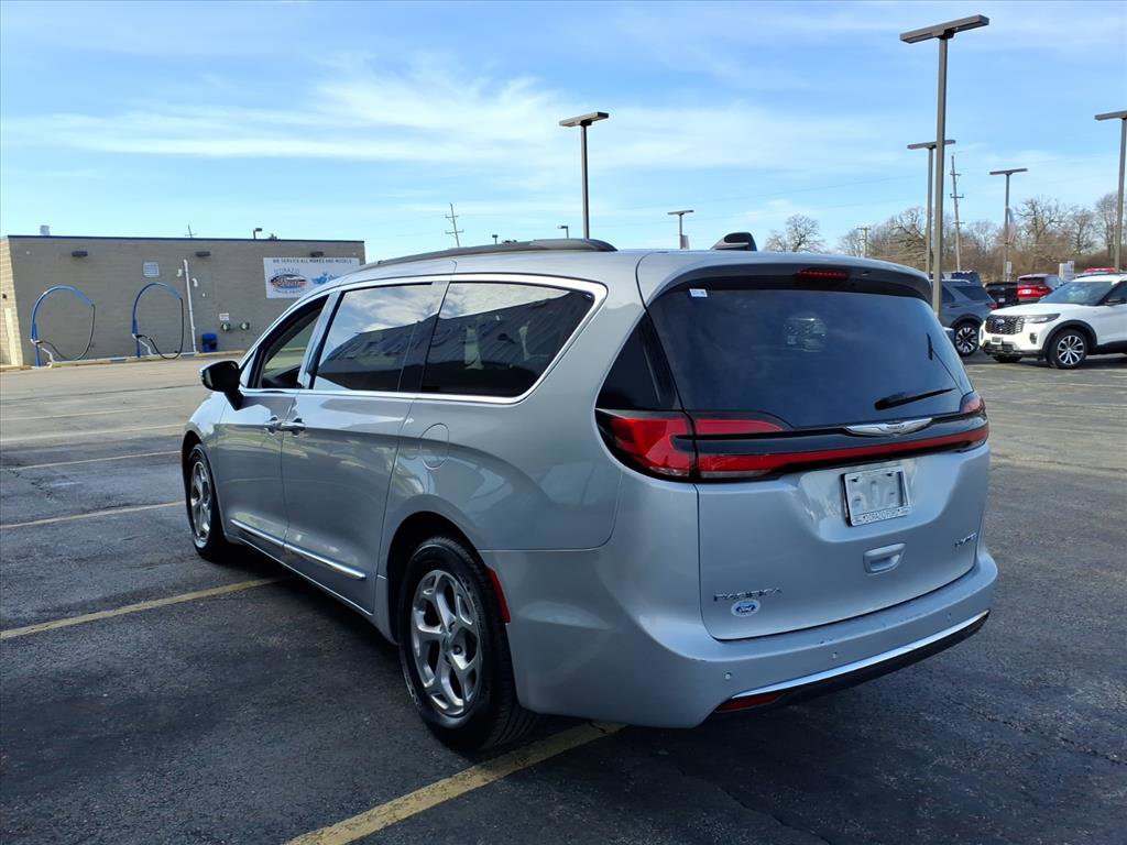 Used 2023 Chrysler Pacifica Limited FWD image 5