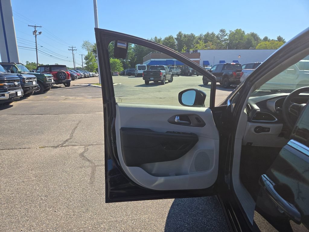 Used 2024 Chrysler Pacifica Limited FWD image 5
