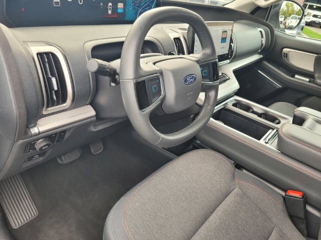 Certified 2025 Ford Expedition Active AWD/4WD image 9