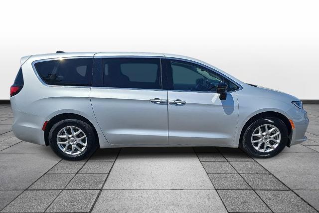 Used 2024 Chrysler Pacifica Touring-L FWD image 4