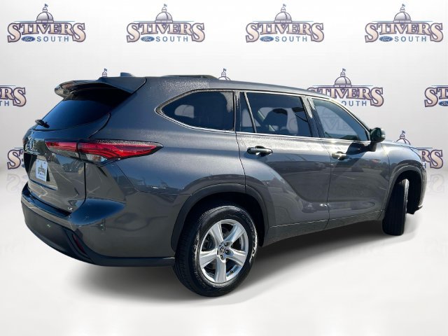 Used 2021 Toyota Highlander LE FWD image 3