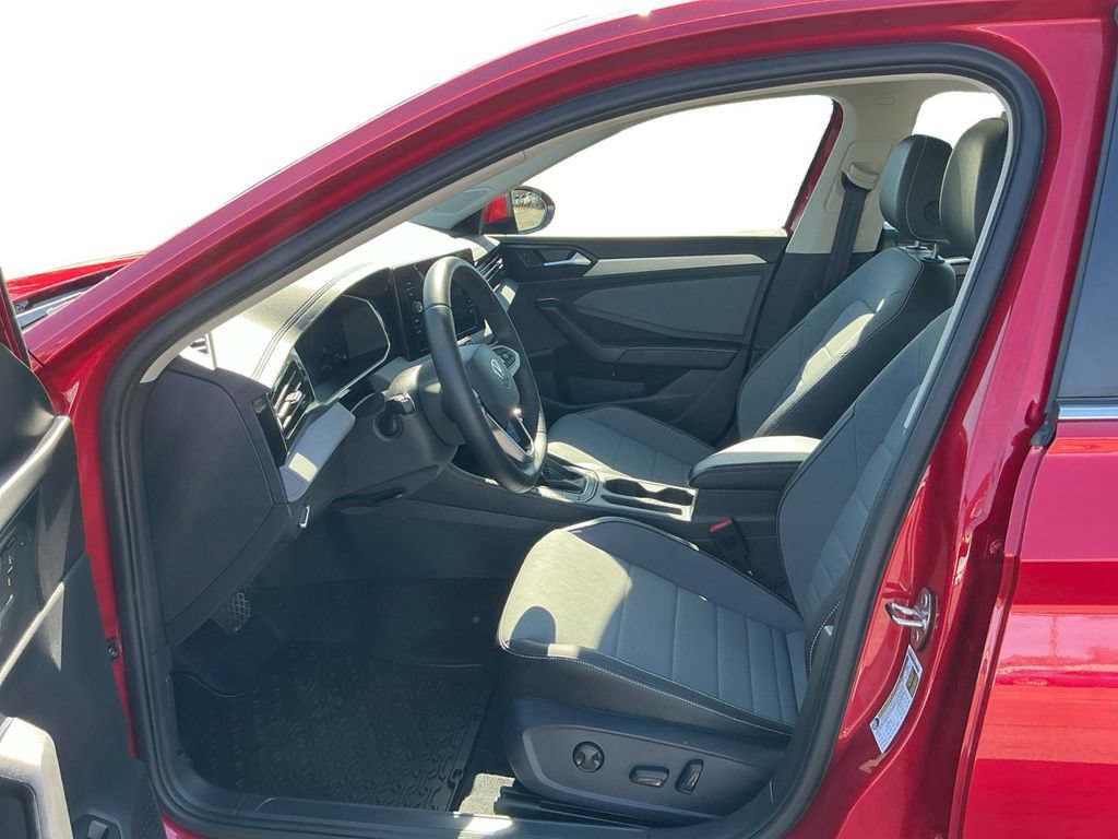 Used 2025 Volkswagen Jetta SE w/ Sunroof Package FWD image 14
