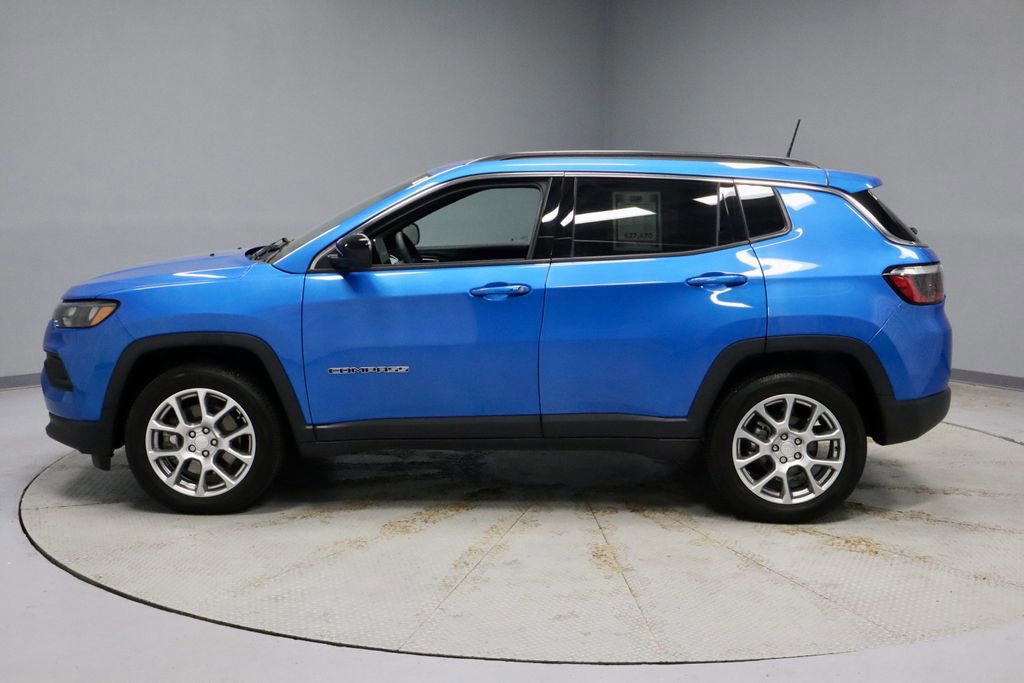 Used 2024 Jeep Compass Latitude AWD/4WD image 2