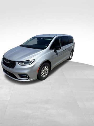 Used 2024 Chrysler Pacifica Touring-L FWD image 4