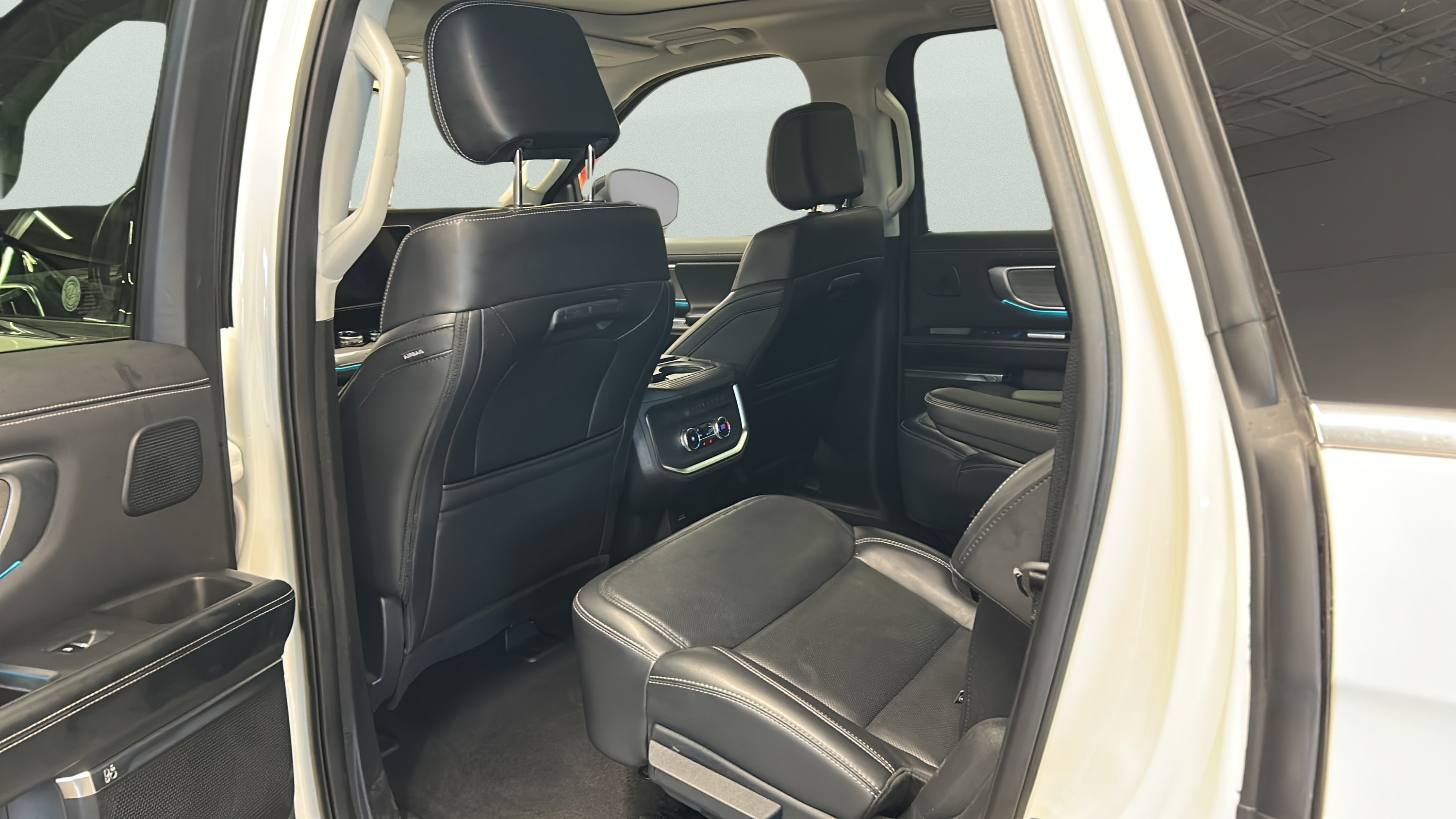 Certified 2025 Ford Expedition Max Platinum w/ Driver's Package AWD/4WD image 13