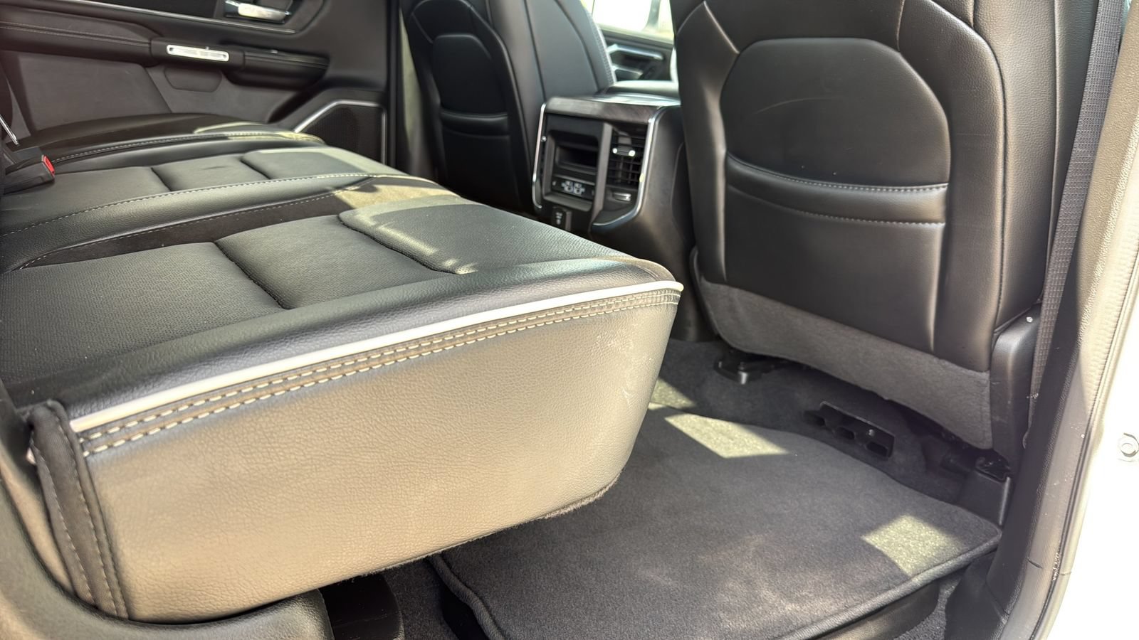 Used 2025 RAM 1500 Laramie AWD/4WD image 27