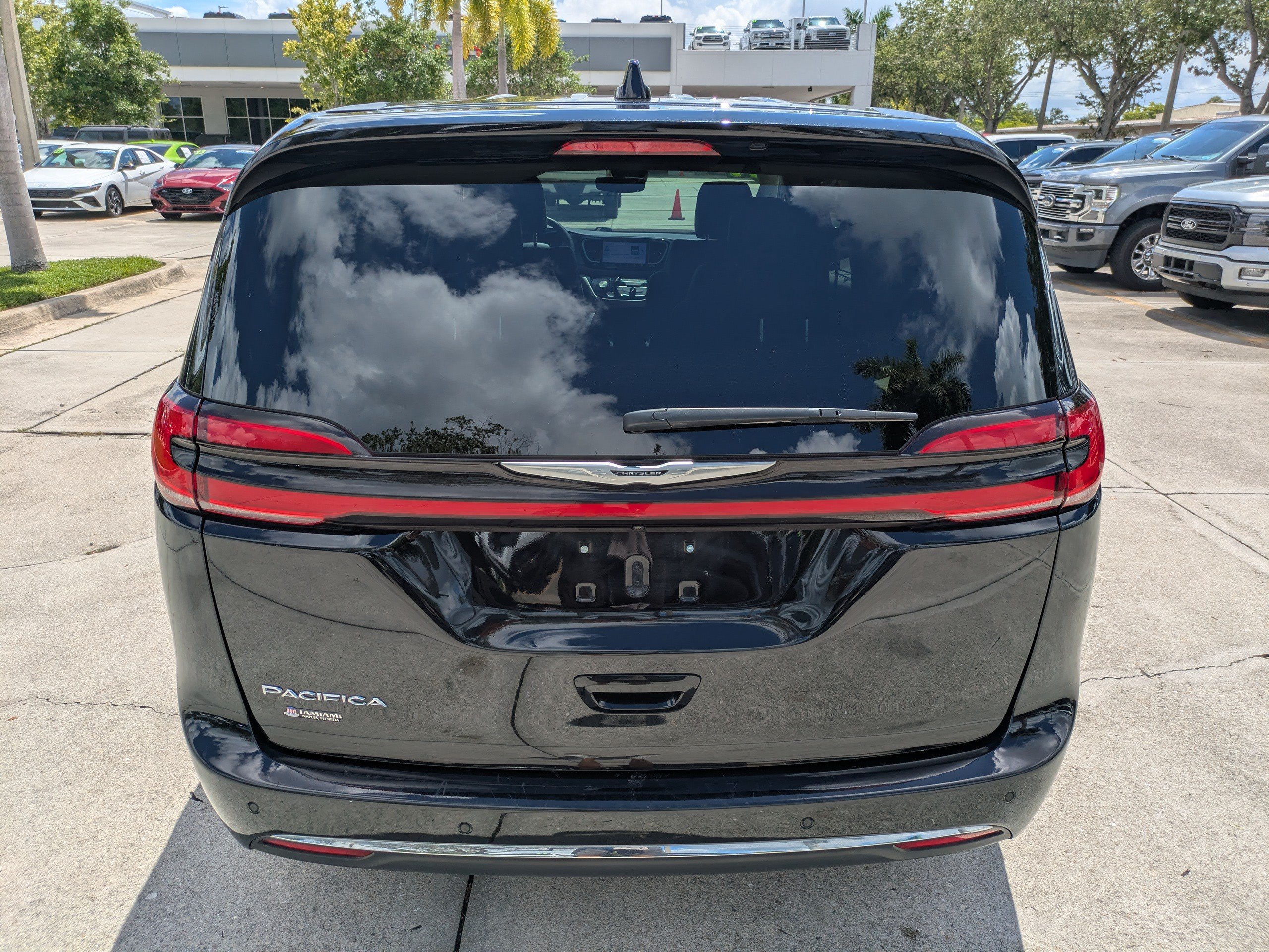 Used 2024 Chrysler Pacifica Touring-L FWD image 5