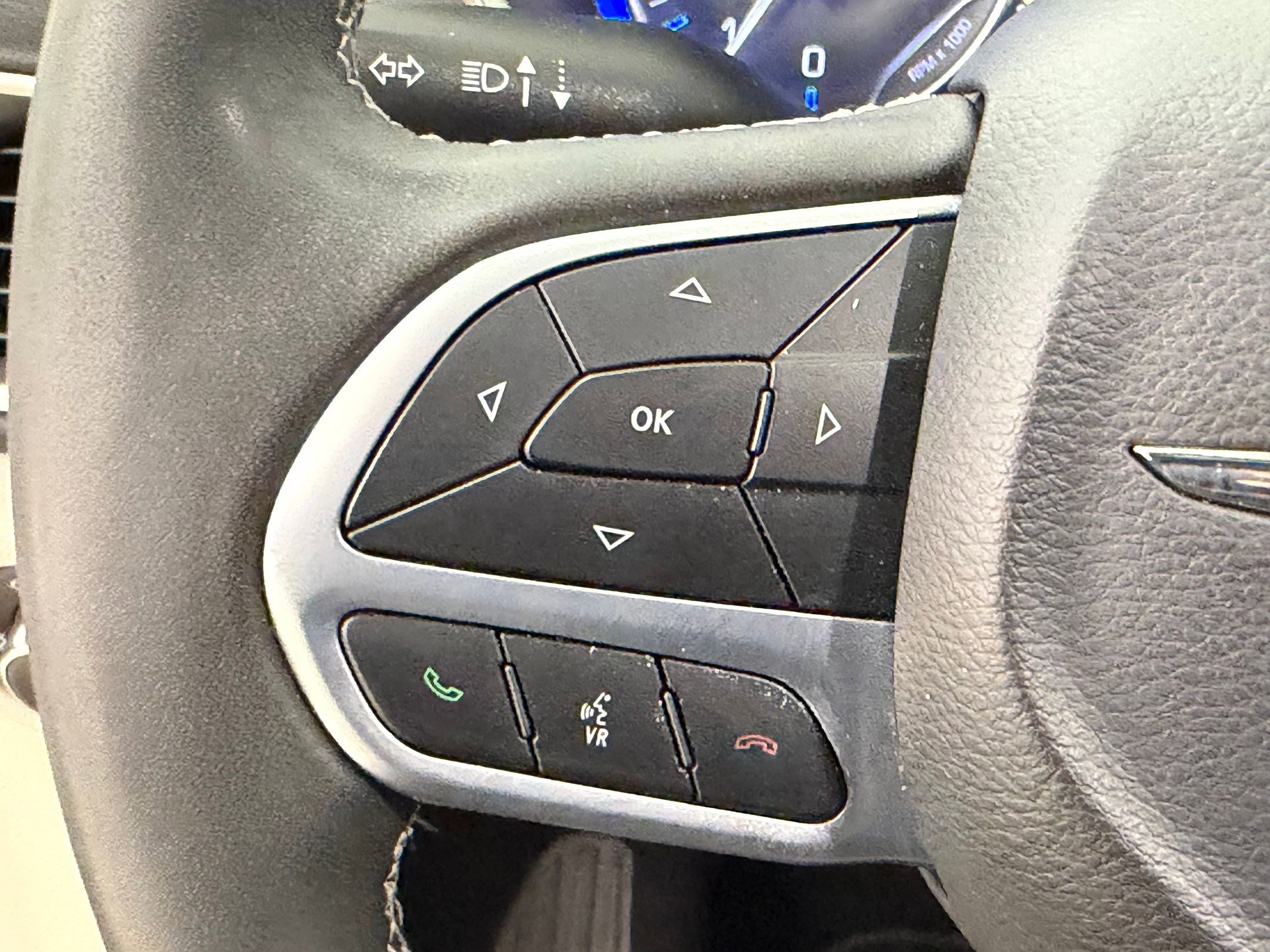 Used 2023 Chrysler Pacifica Touring-L image 12