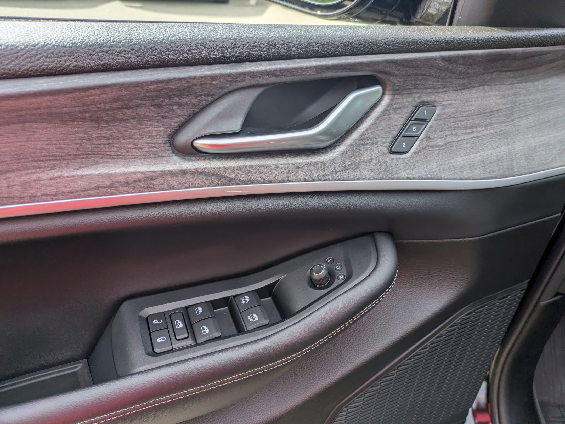 Used 2023 Jeep Grand Cherokee Limited w/ Luxury Tech Group II AWD/4WD image 16