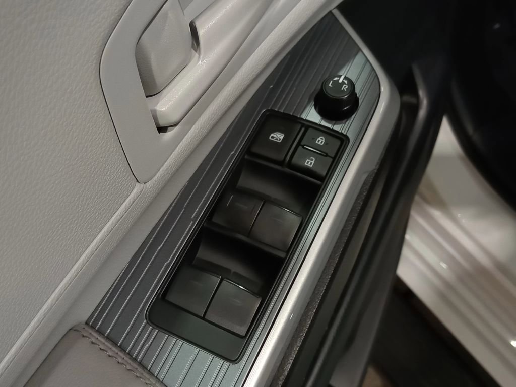 Used 2025 Toyota Sienna LE image 15