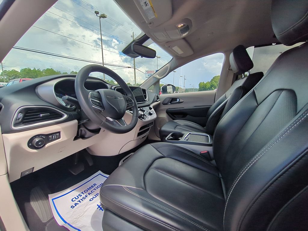 Used 2023 Chrysler Pacifica Touring-L FWD image 14