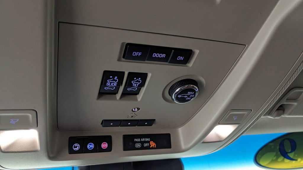 Used 2019 Cadillac Escalade Premium Luxury w/ Escalade Sport Edition AWD/4WD image 32