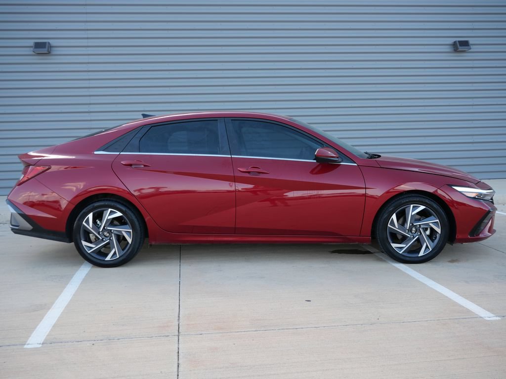 Used 2025 Hyundai Elantra SEL FWD image 2