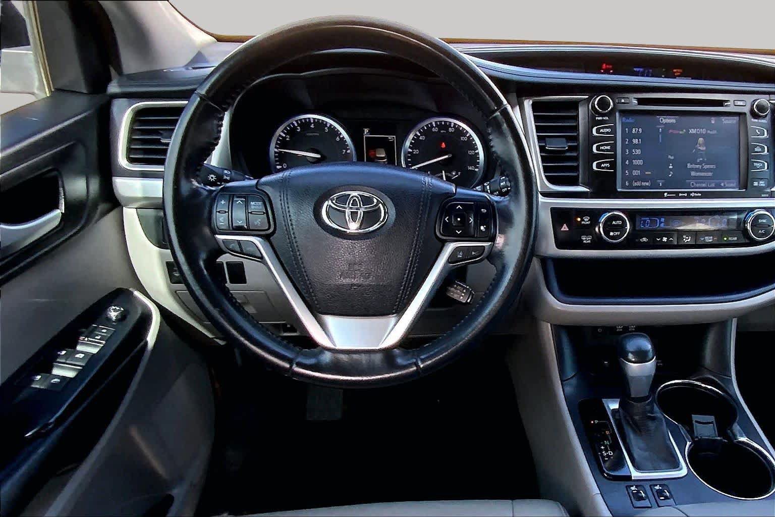Used 2017 Toyota Highlander XLE AWD/4WD image 6