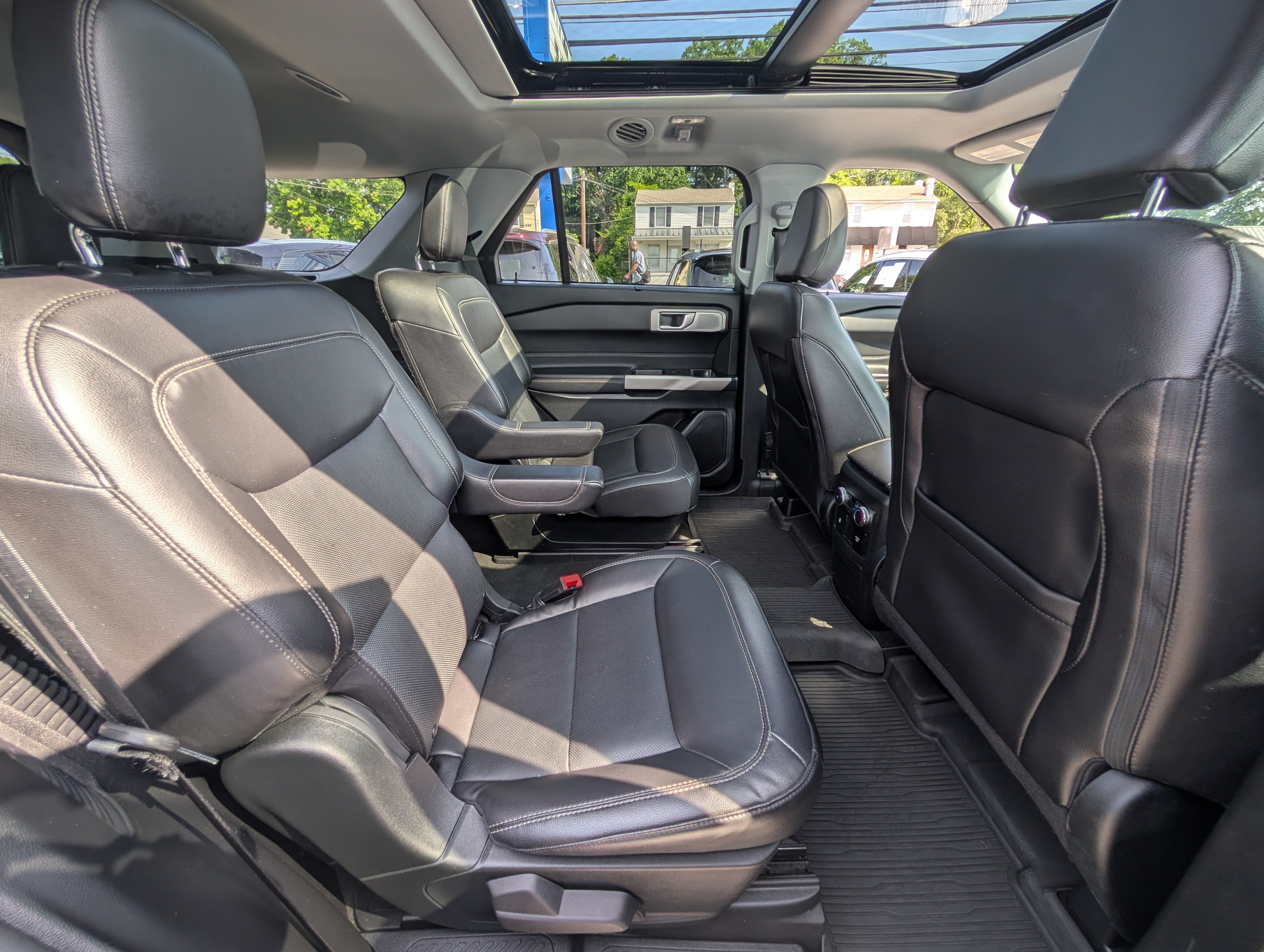 Certified 2022 Ford Explorer Limited w/ Limited Technology Package AWD/4WD image 13